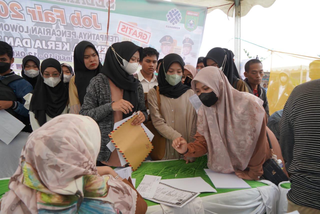 CARI KERJA: Para pencari kerja saat job fair di Tanah Bumbu. Pemkab Tanah Bumbu siap melindungi pekerja rentan di wilayahnya dengan mendaftarkan ke BPJS Ketenagakerjaan.