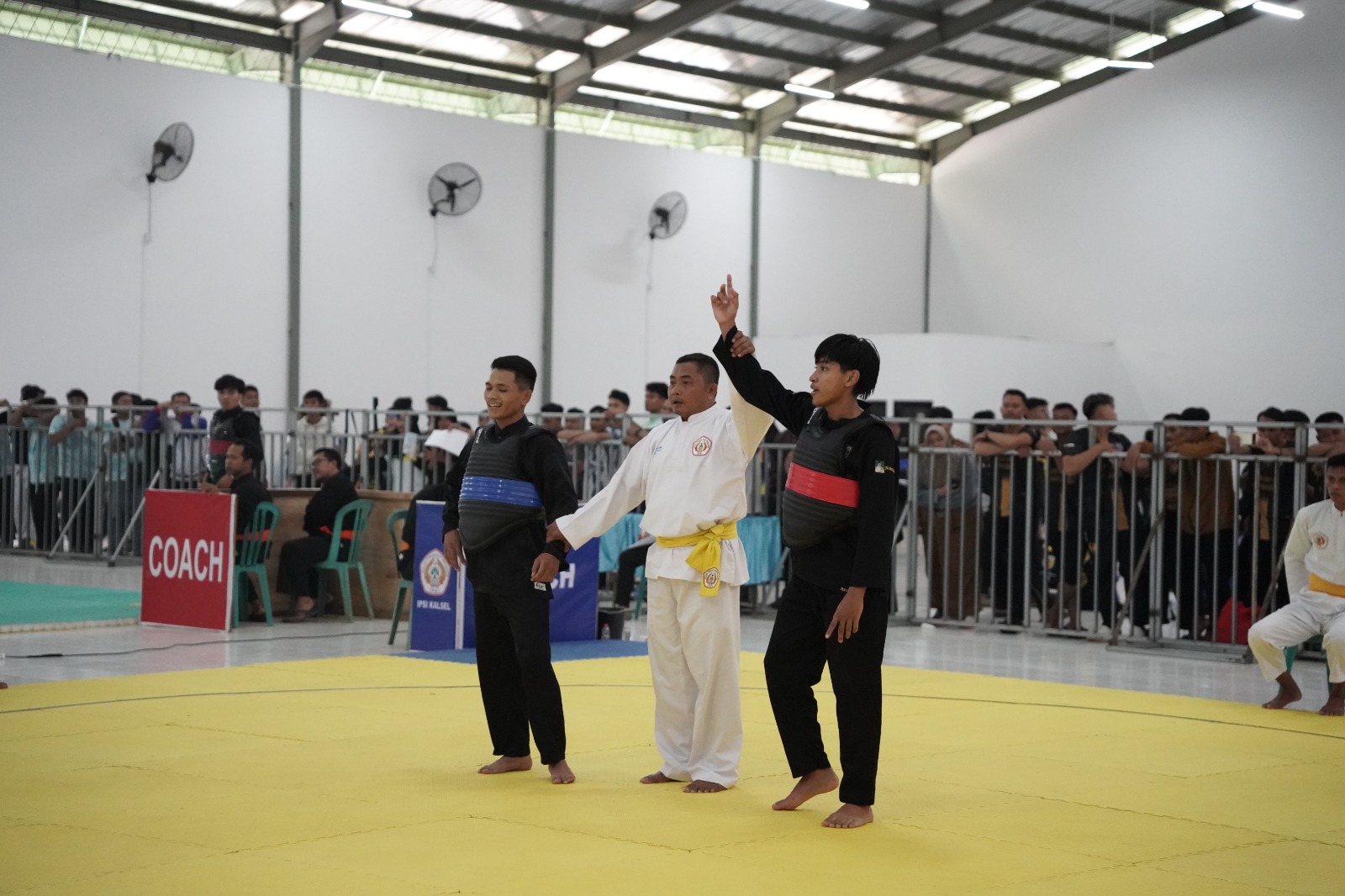 DIGANJAR BONUS: Salah satu pertandingan atlet cabor pencak silat pada Porprov XII Kalsel di Tala, beberapa waktu lalu.