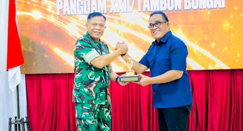 MOMEN: Bupati HSU H Sahrujani menyerahkan cendera mata Tugu Salawat ke Pangdam Tambun Bungai Mayjen TNI Zainul saat kunker di Kodim 1001 HSU/BLG, Jumat (5/12/2025).