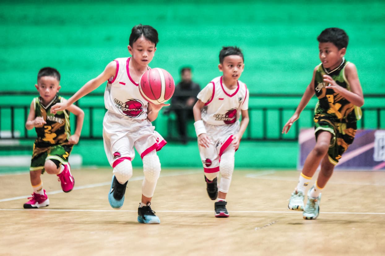 LAGA PEMBUKA: Aksi  pemain dari kategori KU-10 Mix tampil dalam laga pembuka SM Cup 2025 di GOR Hasanuddin HM, Banjarmasin, yang tahun ini diikuti 61 klub dari tiga provinsi.