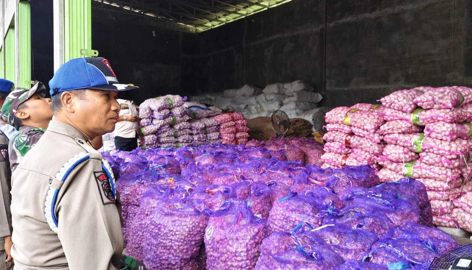 SIDAK: Tim TPID Kabupaten HSU melaksanakan sidak ke sejumlah distributor bawang baik merah dan putih di Kota Amuntai.