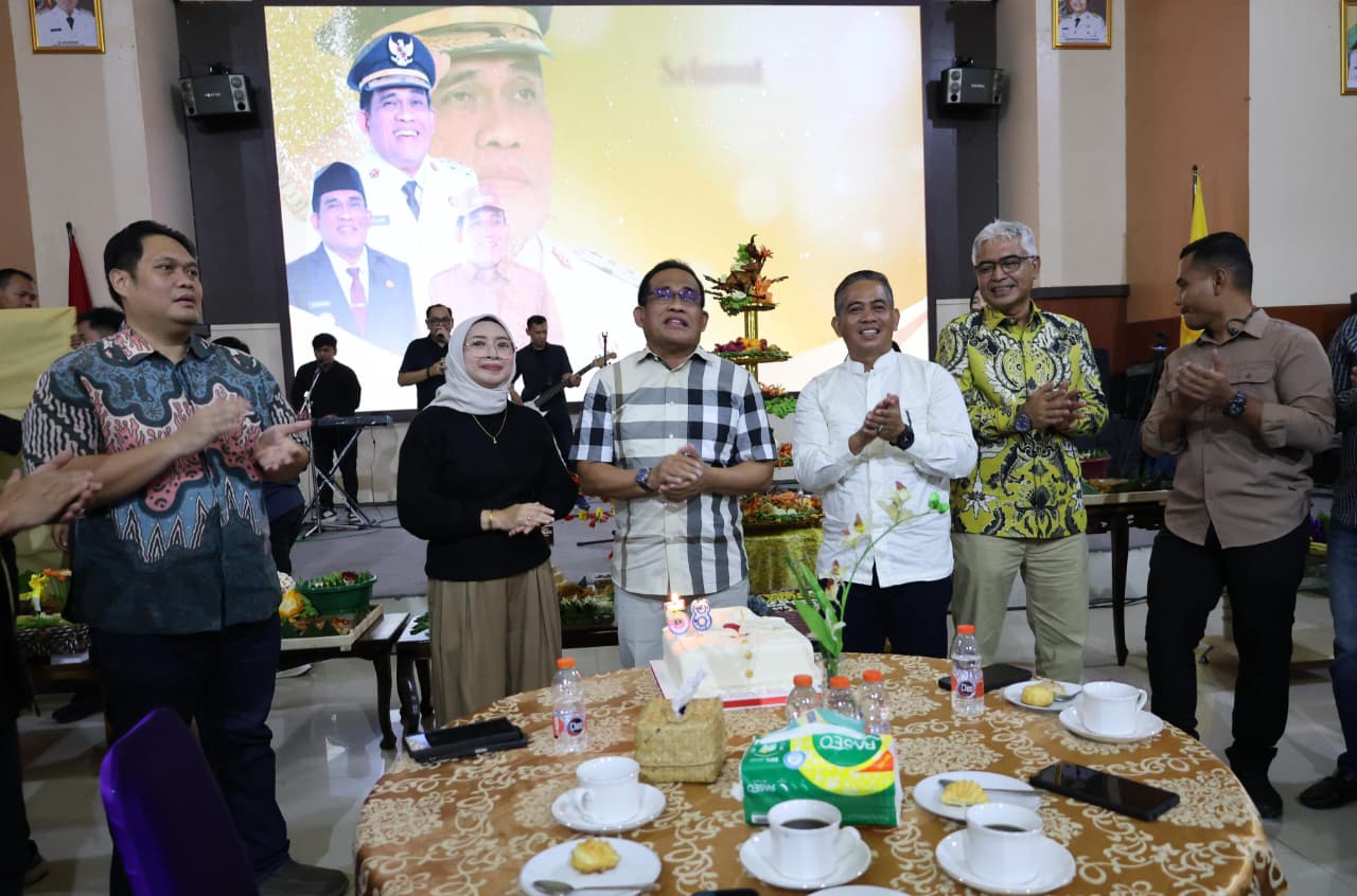 SYUKURAN: Bupati HSU H Sahrujani merayakan milad ke 58 diselingi kegiatan galang dana untuk penyintas bencana di Sumatera Barat dan Aceh, di gedung Aula Dr KH Idham Chalid.