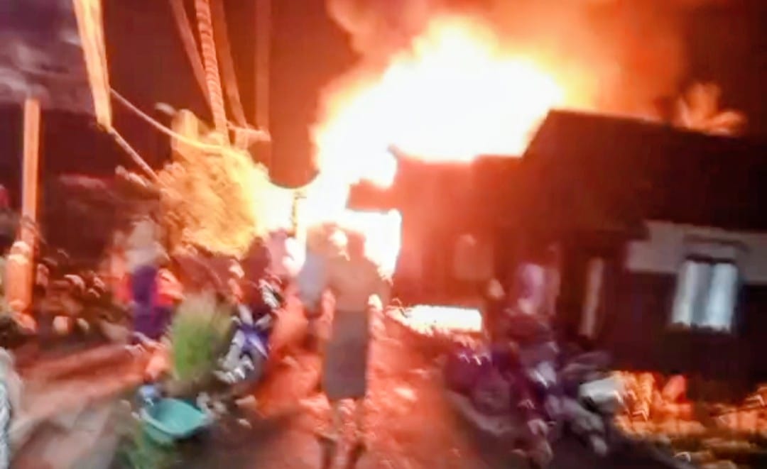 MEMBARA: Kebakaran hebat terjadi di Desa Murung Padang Kecamatan Banjang, Kabupaten HSU, Jumat (5/12/2025).