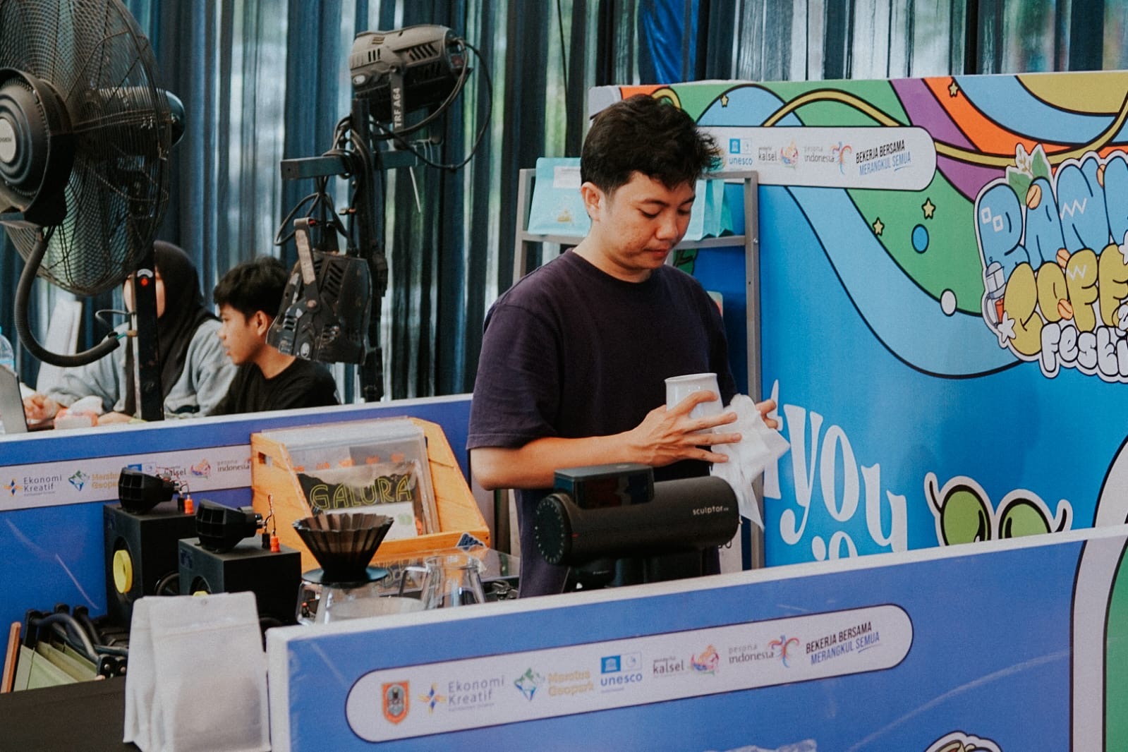 Salah seorang peserta Banua Coffee Festival 2025 tengah menyeduh kopi di event yang berlangsung di Gedung Sultan Suriansyah, Banjarmasin, Jumat (5/12).