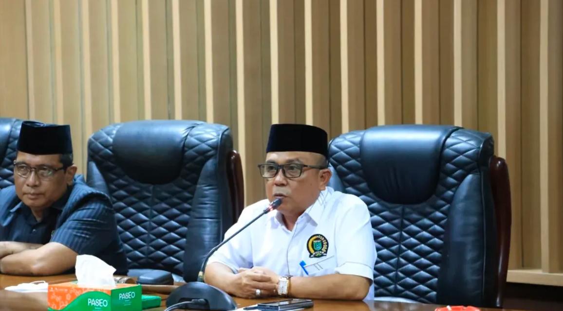 RAPAT: Anggota DPRD Tanah Bumbu Abdul Rahim menegaskan bahwa permintaan speedboat warga Pulau Suwangi sudah masuk perencanaan untuk mengatasi krisis transportasi.