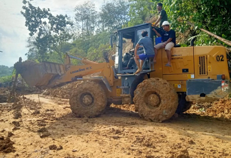 BUKA AKSES: Alat berat dikerahkan untuk membuka akses dari Sumatera Utara menuju Aceh Tamiang, Selasa (2/12). hingga Selasa, jumlah korban meninggal akibat bencana di Sumatera mencapai 774 jiwa.
