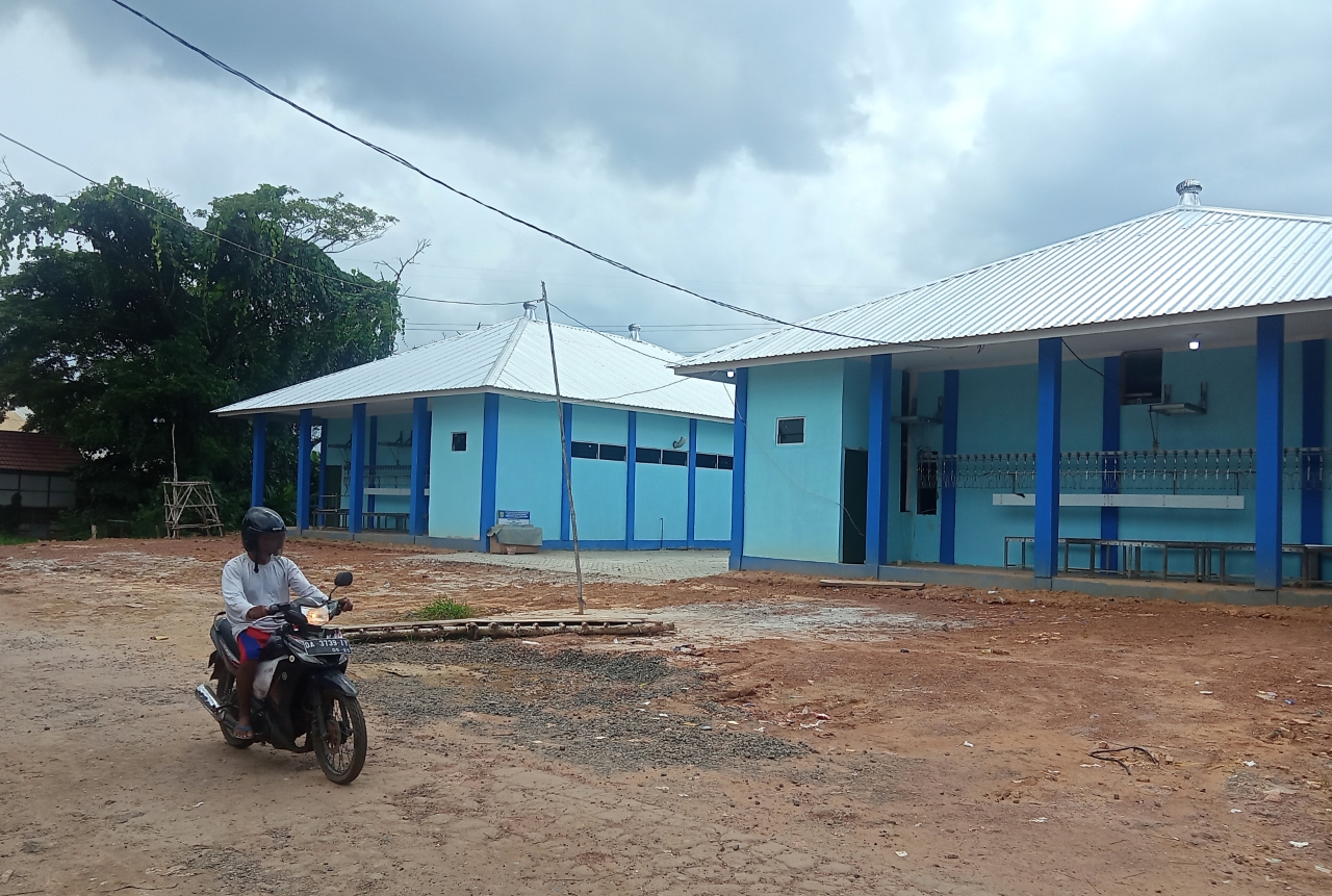 TERANCAM MANGKRAK: Rumah Potong Unggas (RPU) Modern di Basirih yang rampung dibangun tahun 2023 belum dioperasikan sampai hari ini.