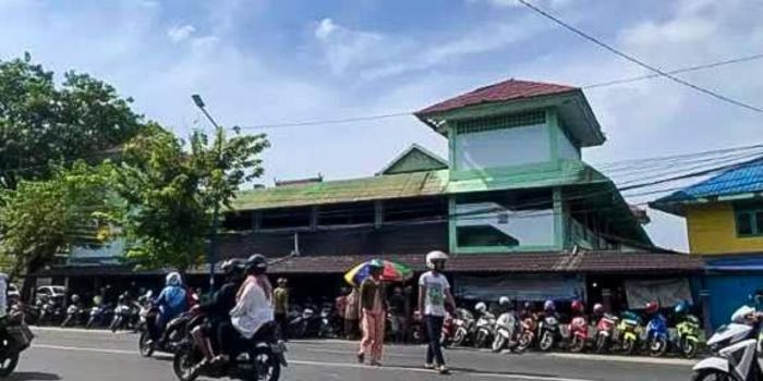PASAR: Kondisi salah satu pasar di Banjarmasin terlihat sibuk, dengan pengunjung yang melintas dan area parkir motor yang penuh.