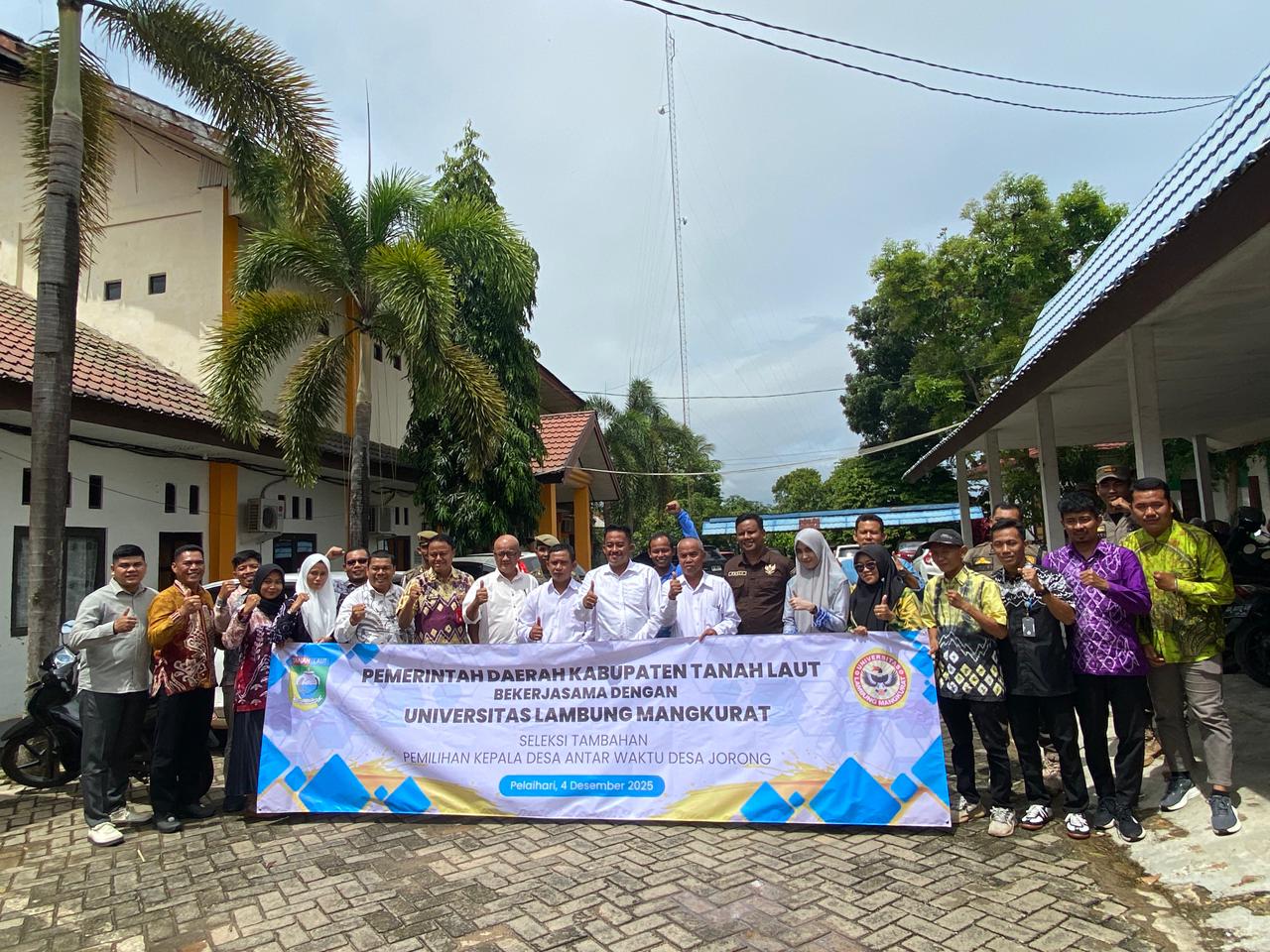 Para peserta seleksi tambahan antar waktu kepala desa berfoto bersama di halaman kantor PMD Tanah Laut