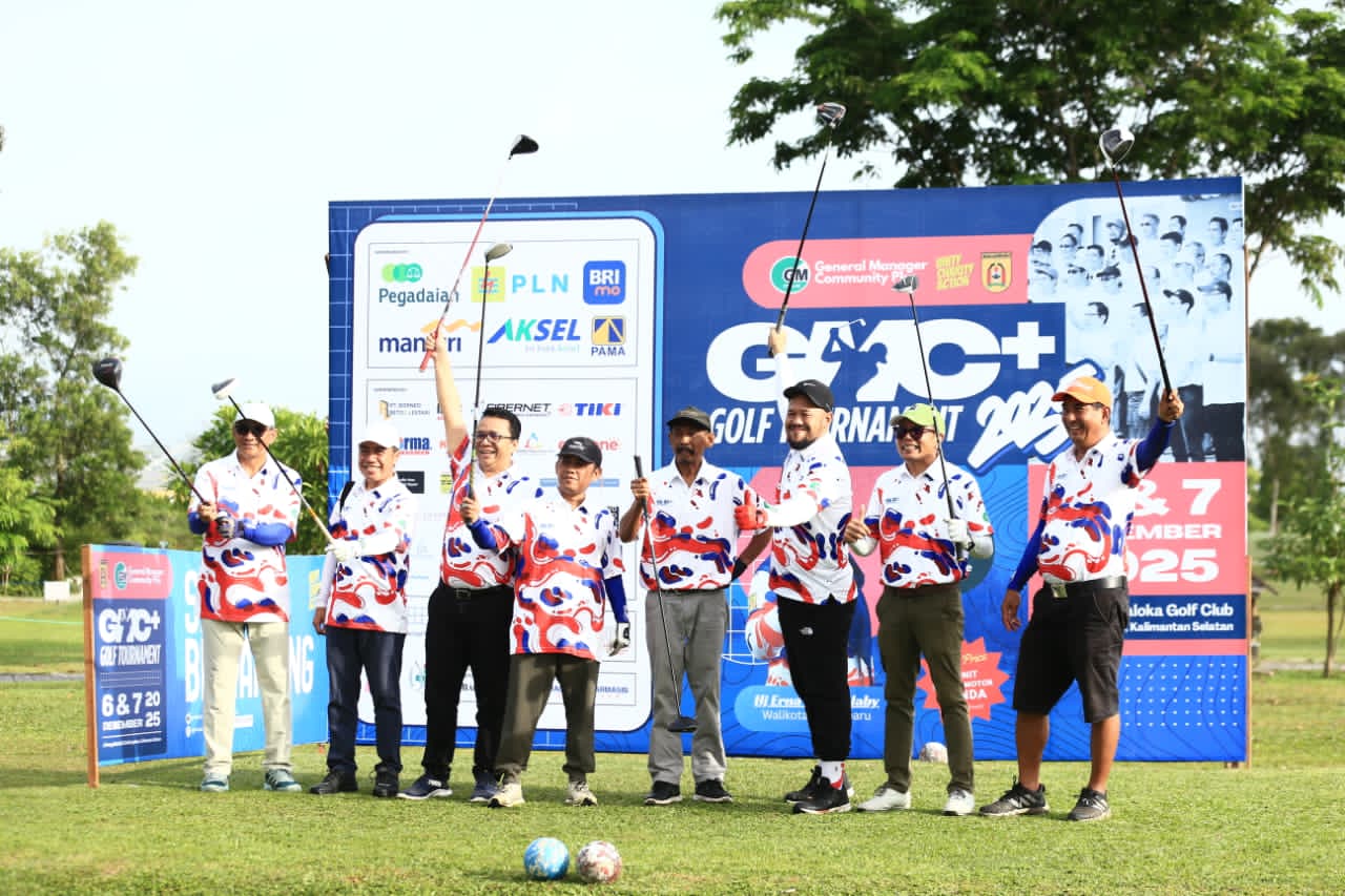 SESI FOTO:Para peserta GMC+ Golf Tournament 2025 berpose bersama sebelum memulai putaran pertandingan hari pertama di Swargaloka Golf Club, Banjarbaru, Sabtu (6/12/2025).
