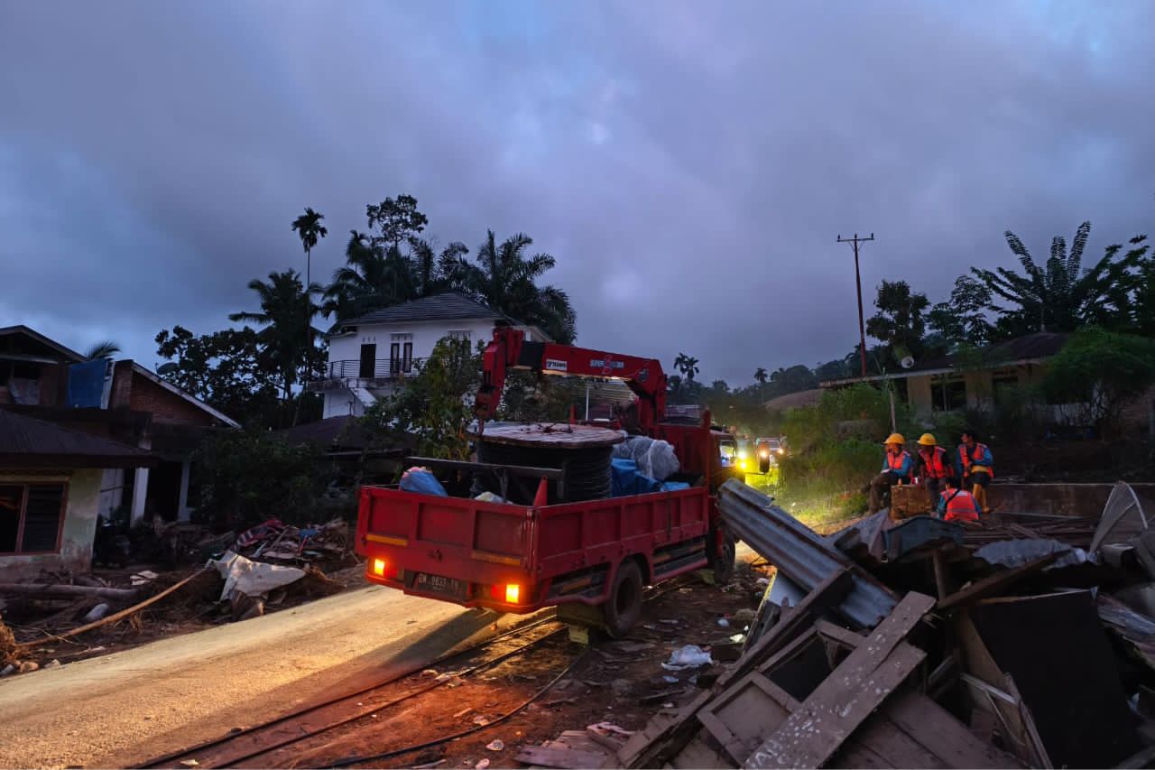 TEMBUS JALUR:Petugas PLN mendistribusikan material perbaikan jaringan listrik via darat menuju titik terdampak bencana Sumatra Barat di Palembayan, Agam.
