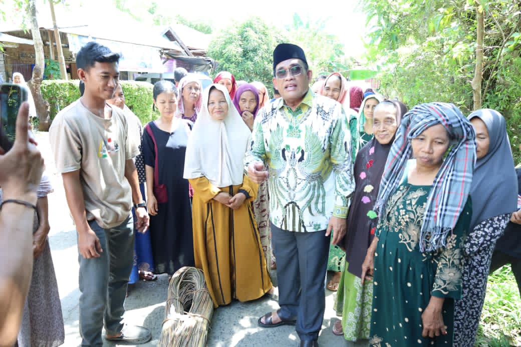 SPONTAN:Bupati HSU, H Sahrujani membeli rotan warga untuk bahan perajin Lukah (alat tangkap) di Desa Panawakan, Kecamatan Amuntai Utara, Sabtu (6/12/2025).