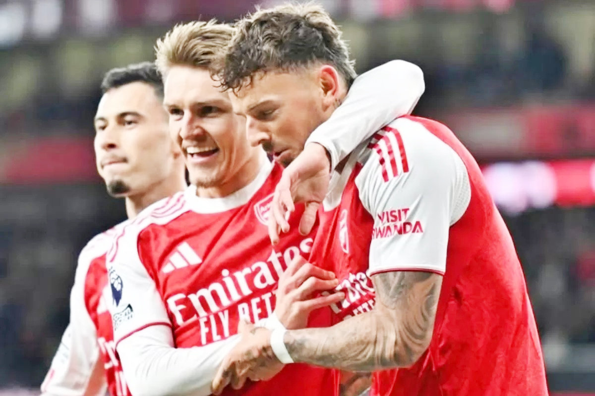 MERAYAKAN: Para pemain Arsenal merayakan gol ke gawang Brentford, Kamis (4/12) dini hari WIB.