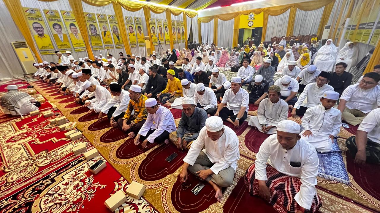 DOA BERSAMA: DPD Partai Golkar Kalsel menggelar doa bersama untuk untuk korban bencana Sumatera, Jumat (5/12) malam.