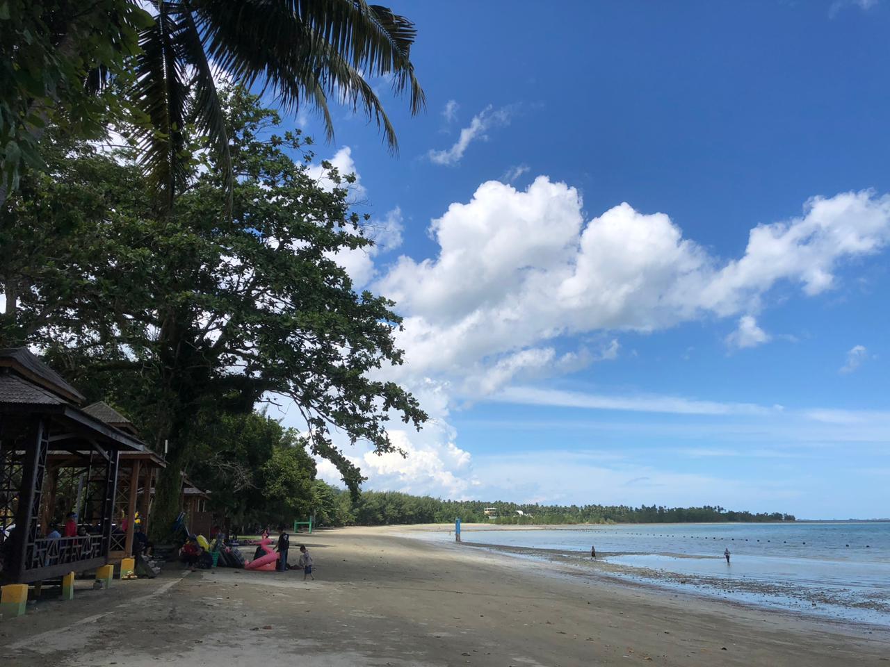 SEJUK: Panorama alam di Pantai Gedambaan Kotabaru.