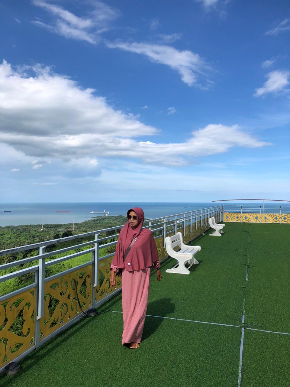 KEREN: Pengunjung berfoto di  alam di Bukit Mamake Kotabaru.