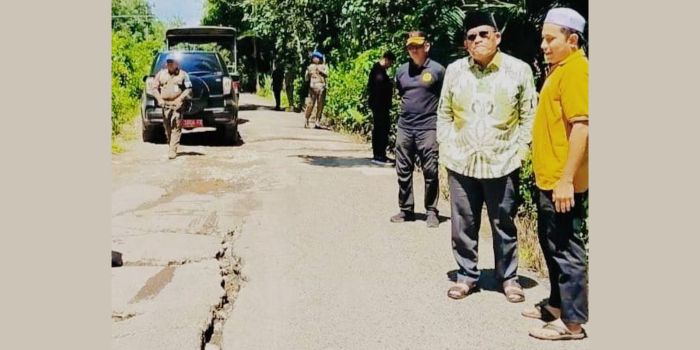 MENINJAU: Bupati HSU H Sahrujani meninjau akses jalan penghubung Kecamatan Amuntai Utara menuju Kecamatan Banjang, rencana akan dikerjakan pada tahun 2026.
