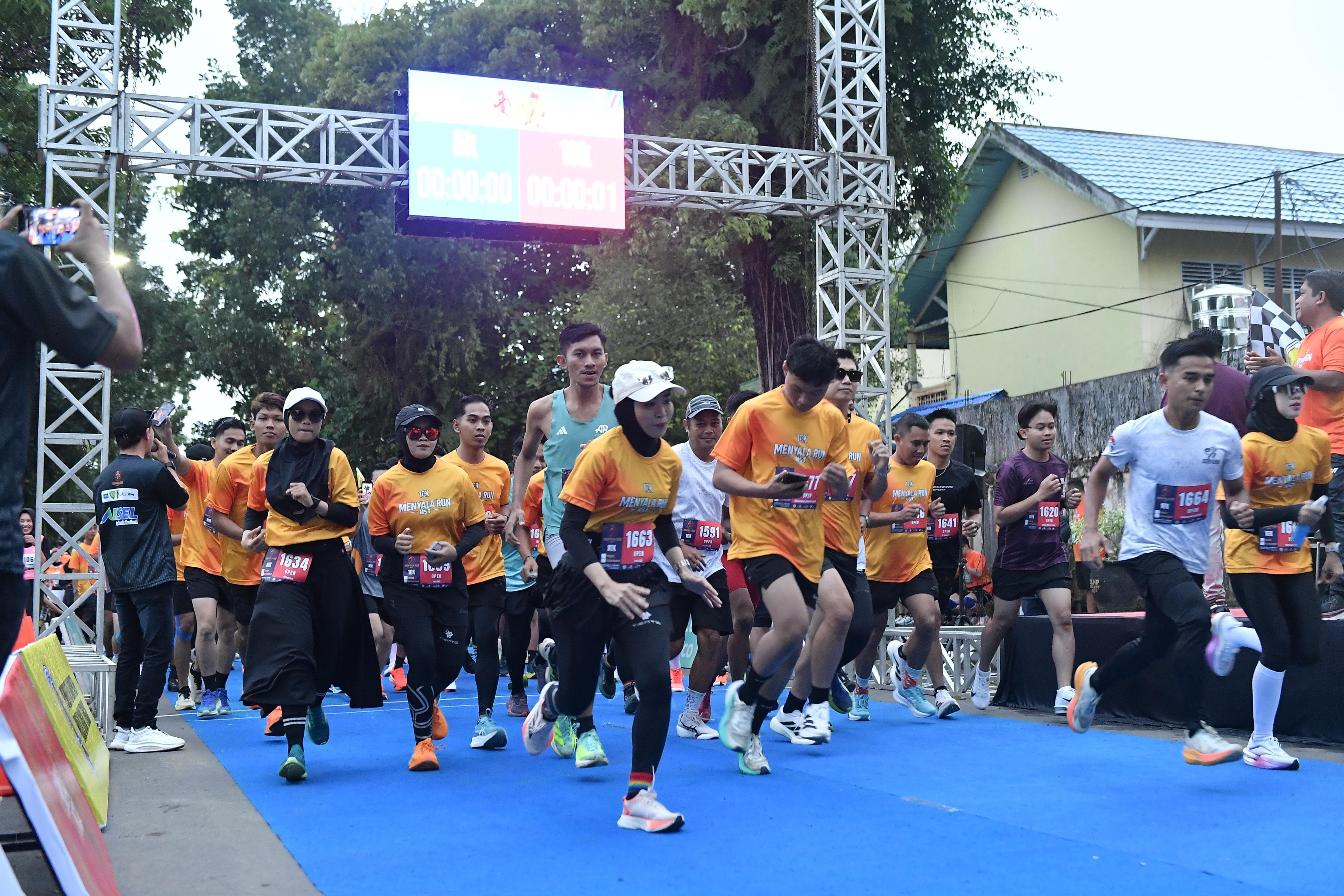 MENYALA RUN: Ratusan pelari dari berbagai daerah meriahkan event Menyala Run HST, Minggu (7/12/2025).