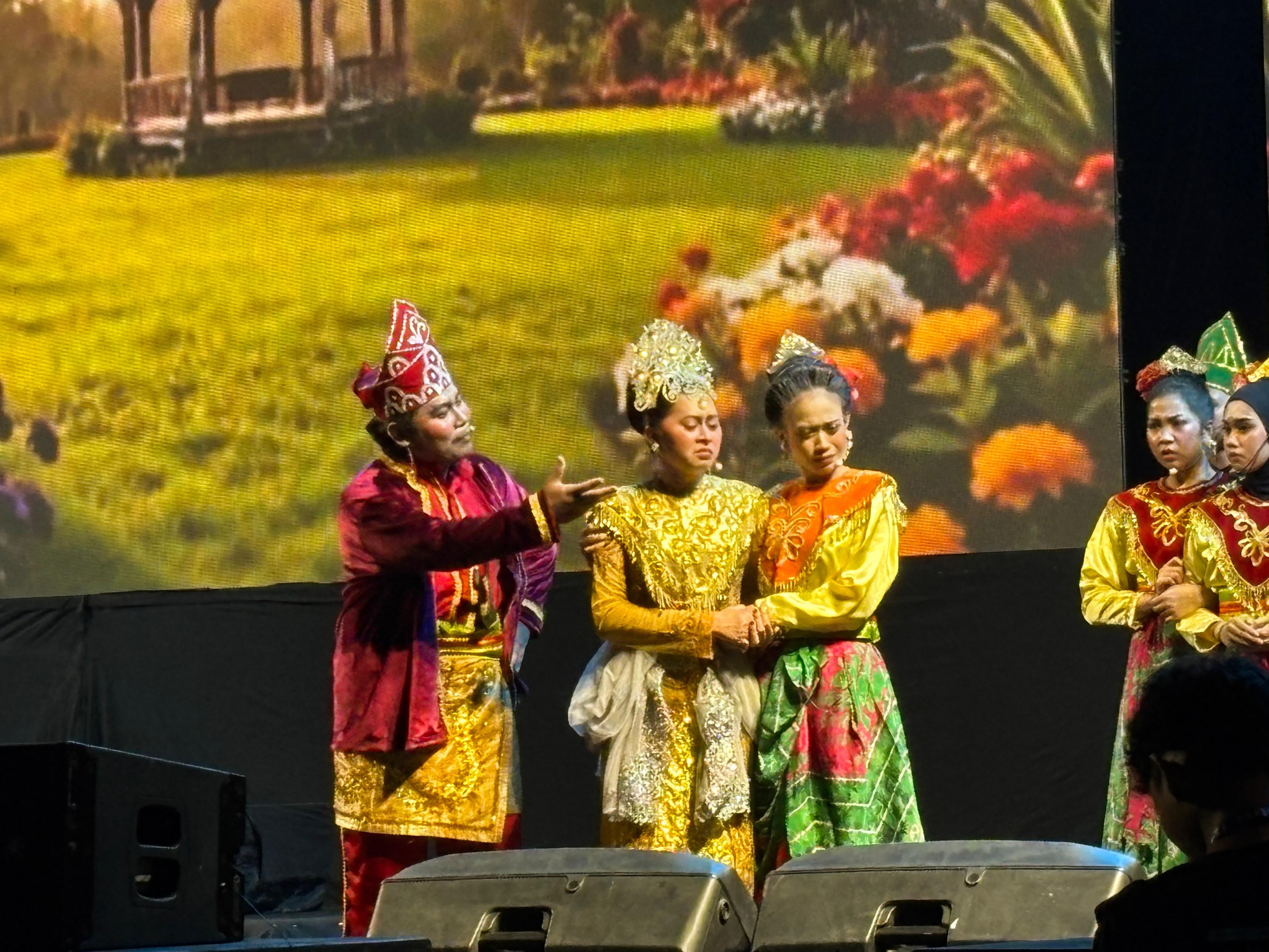 OPERA: Pertunjukan Opera Banjar di Gedung Sultan Suriansyah Banjarmasin, Jumat (5/12/2025) malam.