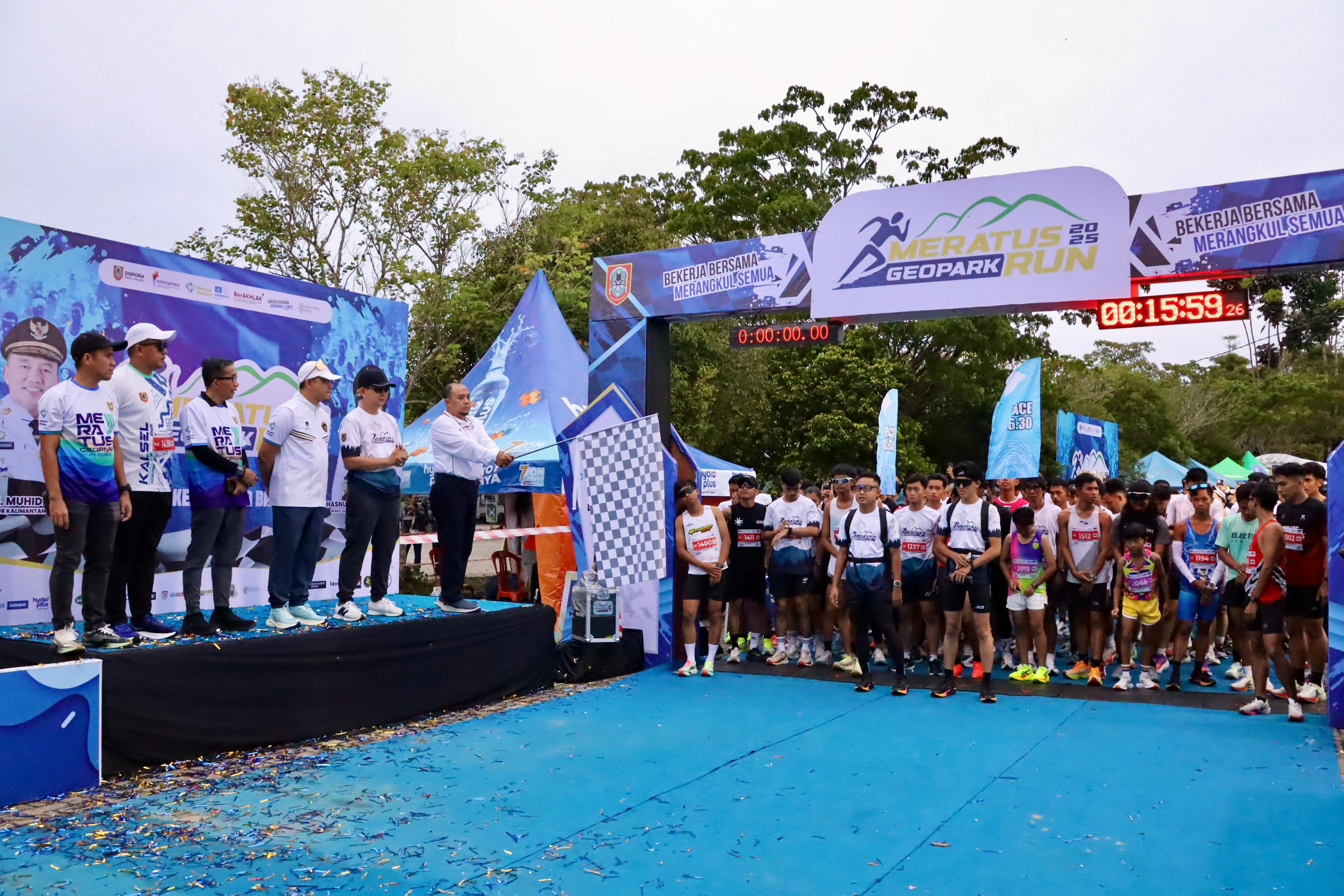 Para peserta memulai lari bersama saat bendera start dikibarkan pada gelaran Meratus Geopark Run 2025 di Kebun Raya Banua, Sabtu (6/12/2025). (dok dispora)