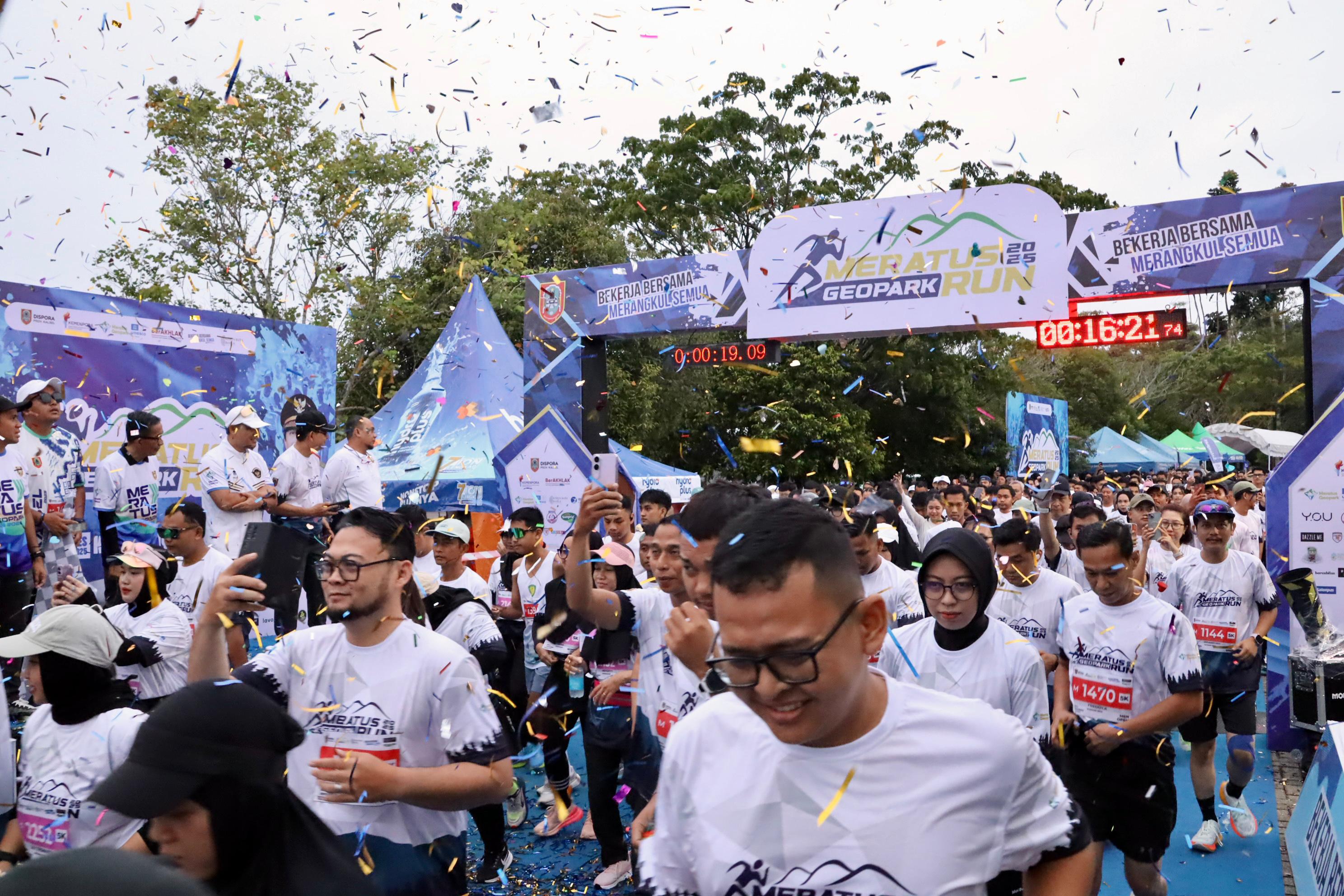 Para peserta memulai lari bersama saat bendera start dikibarkan pada gelaran Meratus Geopark Run 2025 di Kebun Raya Banua, Sabtu (6/12/2025). (dok dispora)