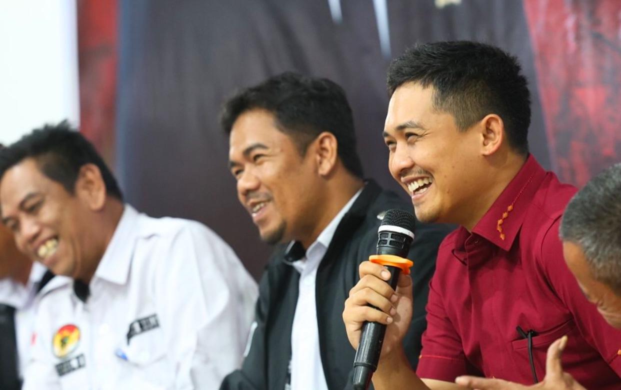 BERTEMU WARGA: Ketua DPRD Tanah Bumbu, Andrean Atma Maulani (baju merah), saat bertemu warga di Desa Plajau Mulia, Kecamatan Simpang Empat. (Foto: Andrean untuk Radar Banjarmasin)