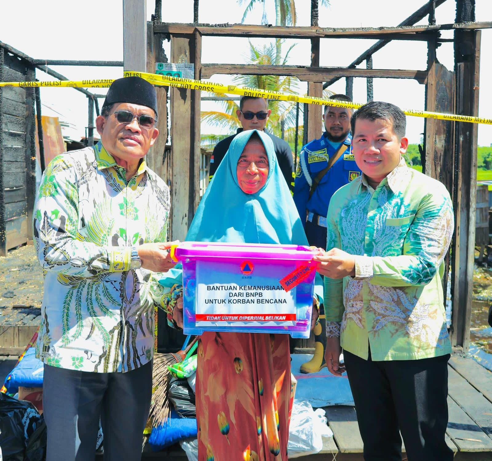 TANGGAP:Bupati HSU, H Sahrujani (kiri) didampingi Ketua Komisi I DPRD HSU, Almien Ashar menyalurkan bantuan korban kebakaran di Desa Murung Panggang, Kecamatan Banjang.