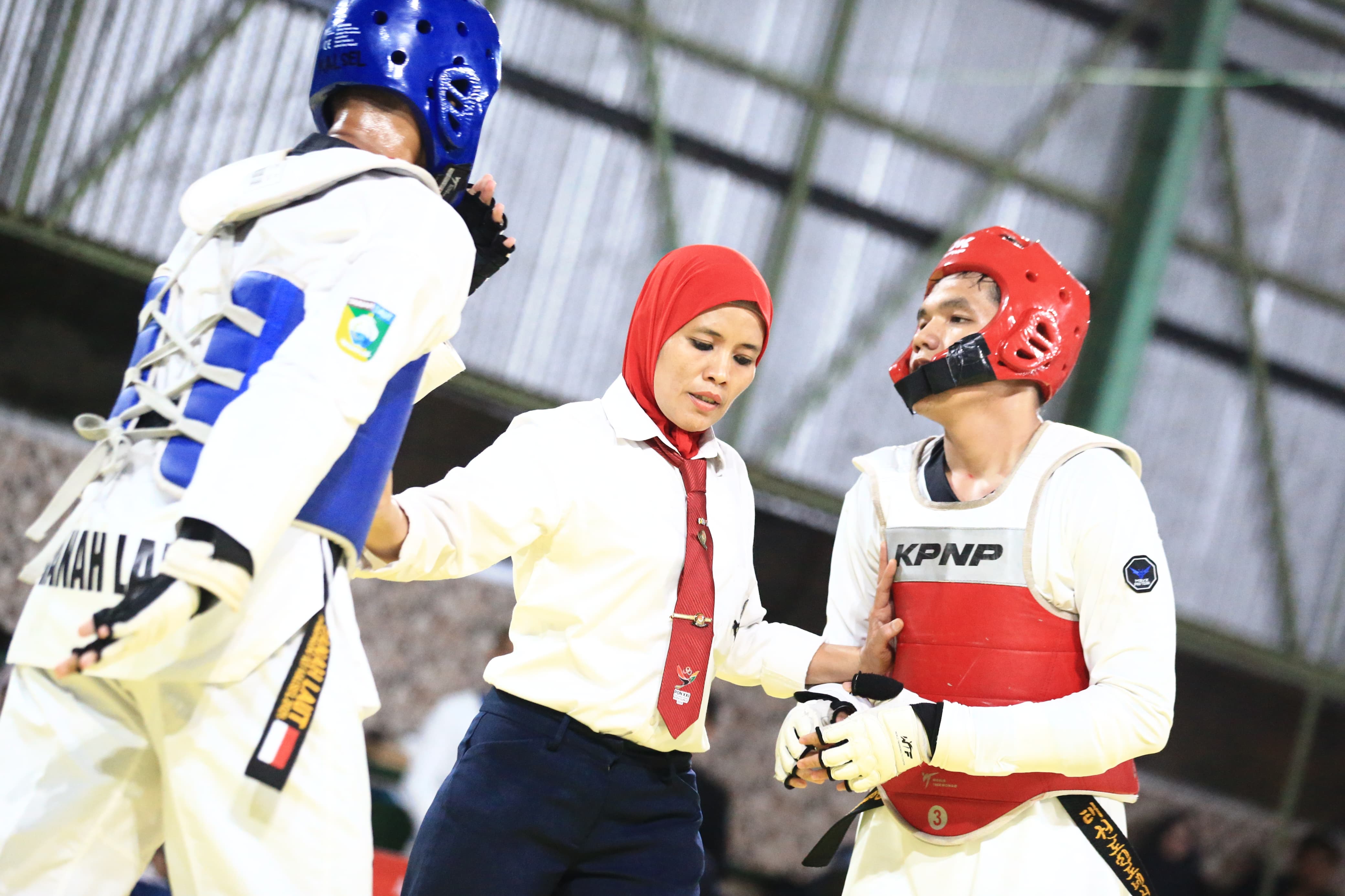 Para atlet taekwondo dari berbagai kategori bersiap mengikuti pertandingan Walikota Cup 2025 di venue baru, Borneo Indoor Futsal. (M Idris Jian Sidik)