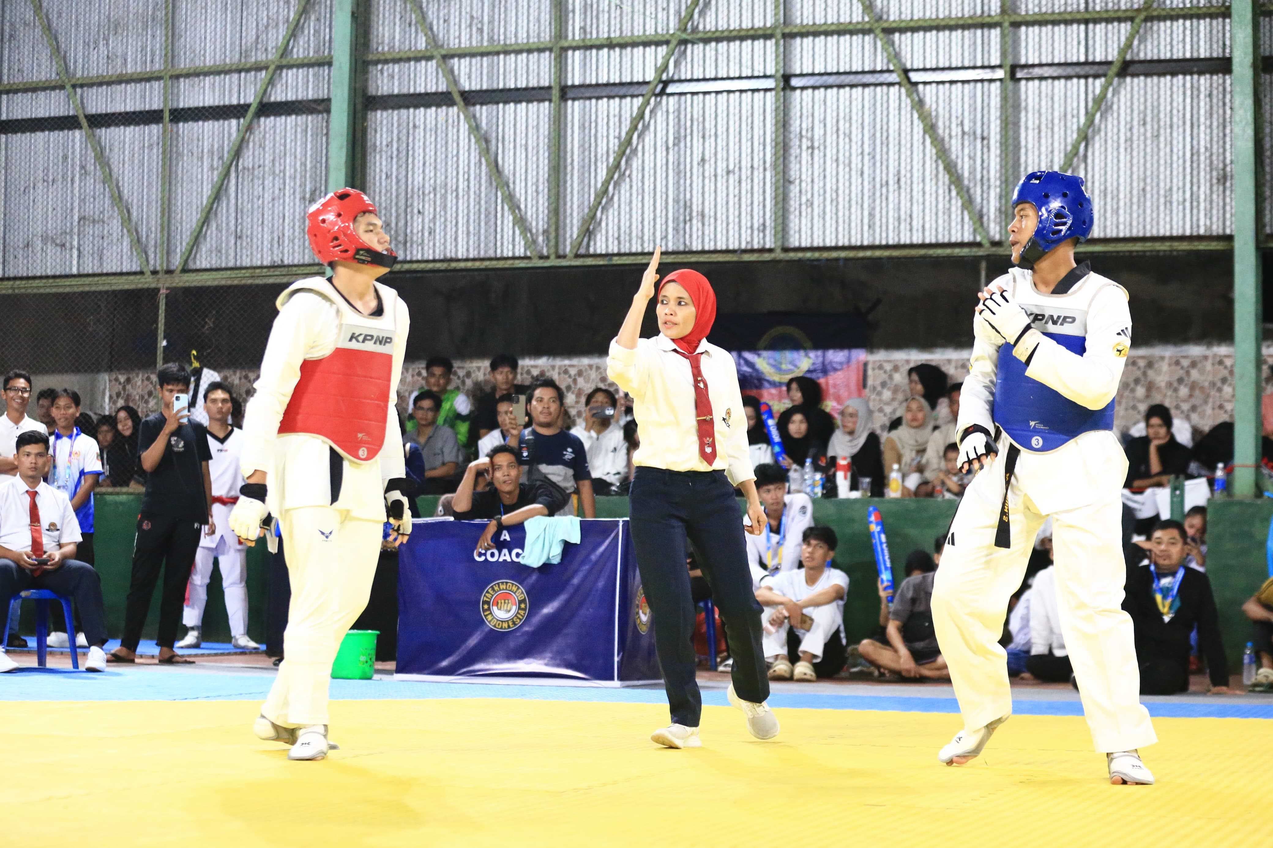 Para atlet taekwondo dari berbagai kategori bersiap mengikuti pertandingan Walikota Cup 2025 di venue baru, Borneo Indoor Futsal. (M Idris Jian Sidik)