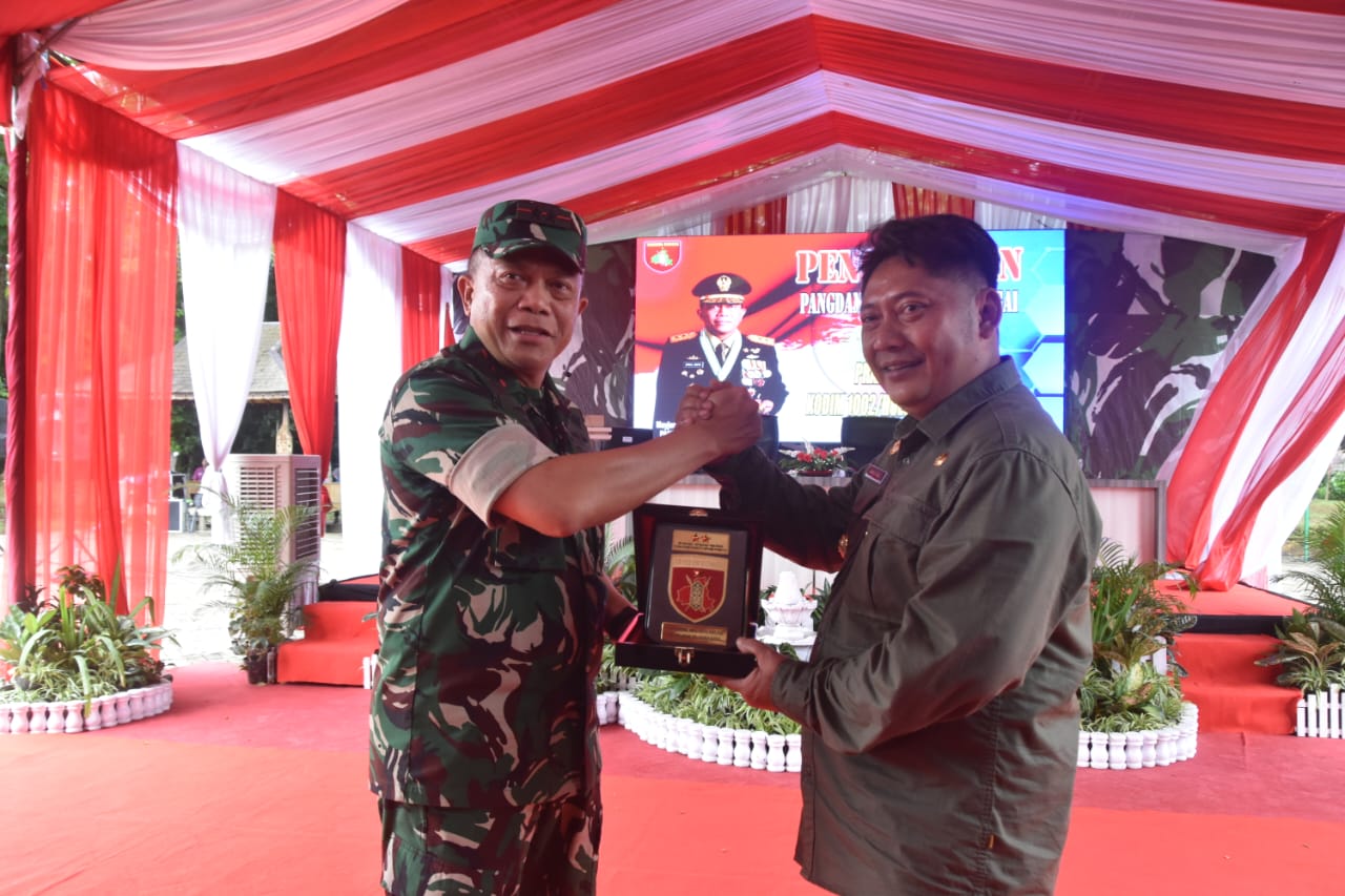 PENYAMBUTAN:Forkopimda HST sambut kedatangan Pangdam XXII/Tambun Bungai di Kodim 1002/HST.