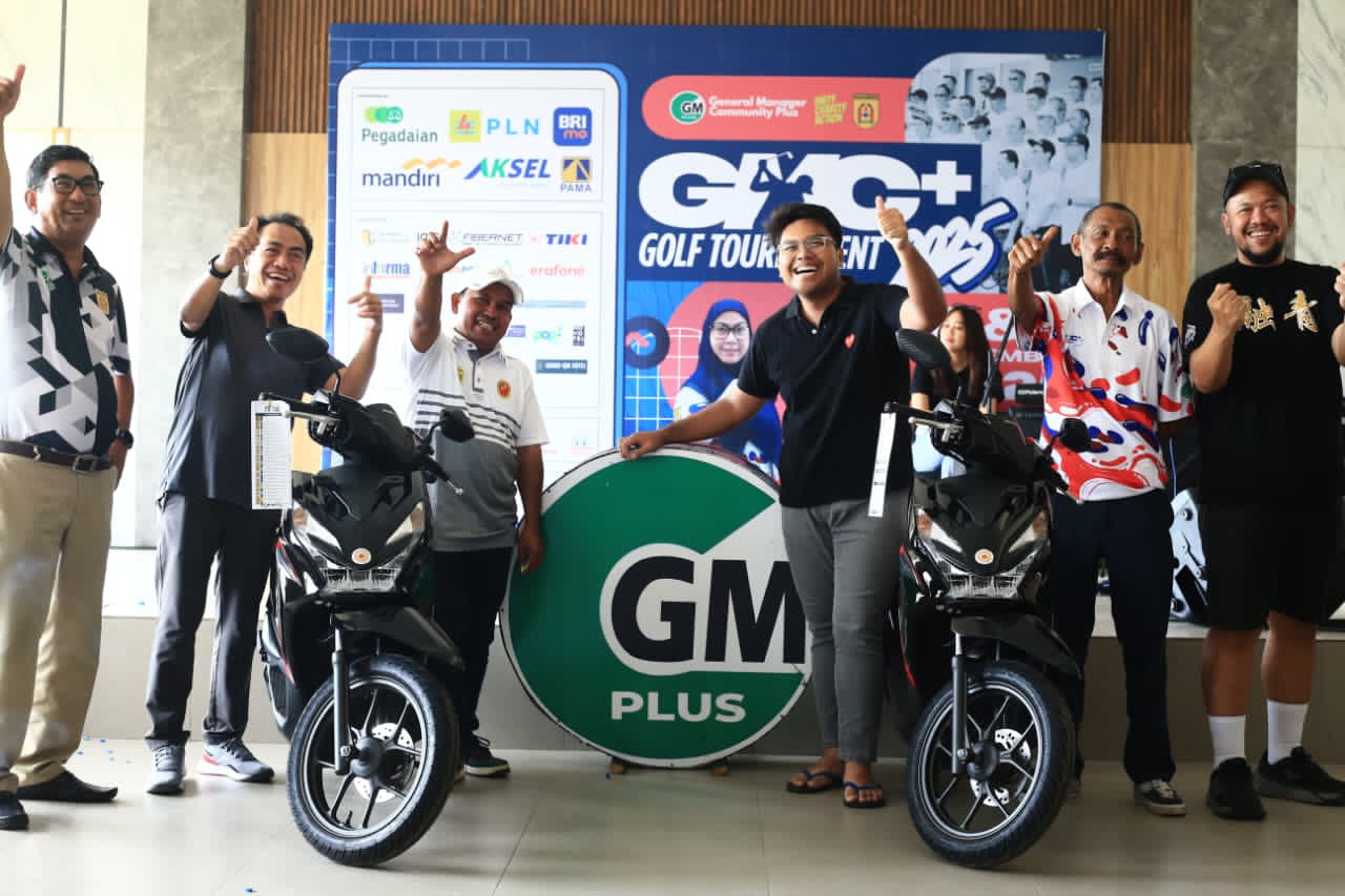 SENANG:Para pemenang doorprize bersama jajaran pengurus GMC+ di GMC+ Golf Tournament 2025 berpose ceria usai menerima hadiah utama di Swargaloka Golf Club.