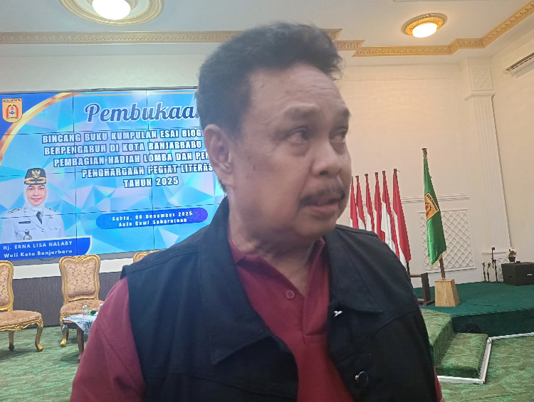 Mantan Wakil Gubernur Kalimantan Selatan, Rudy Resnawan mengkritik rencana pembangunan stadion bertaraf internasional yang dicanangkan pemprov&nbsp;di Banjarbaru.
