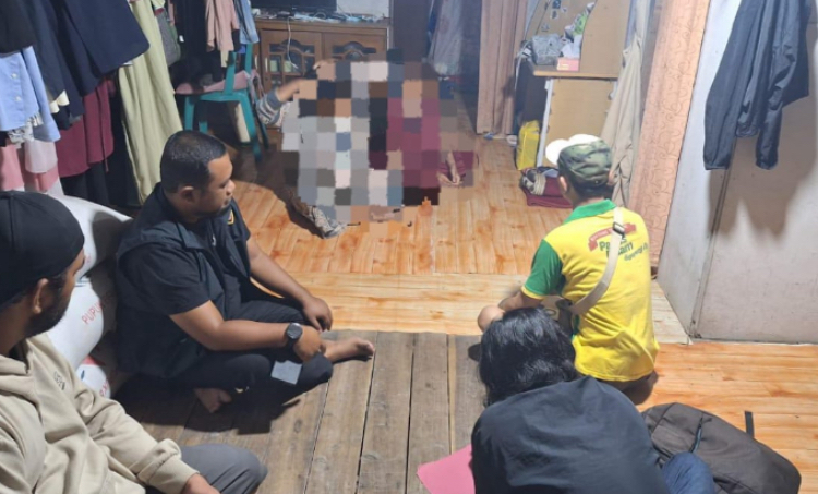Tersangka AN (23) ketika dijemput polisi dari rumah keluarganya.