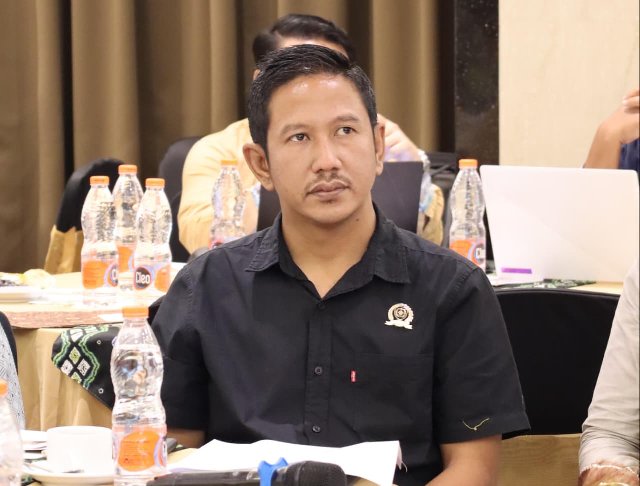 Ketua DPRD Tapin Achmad Riduan Syah diwawancarai awak media Tapin.