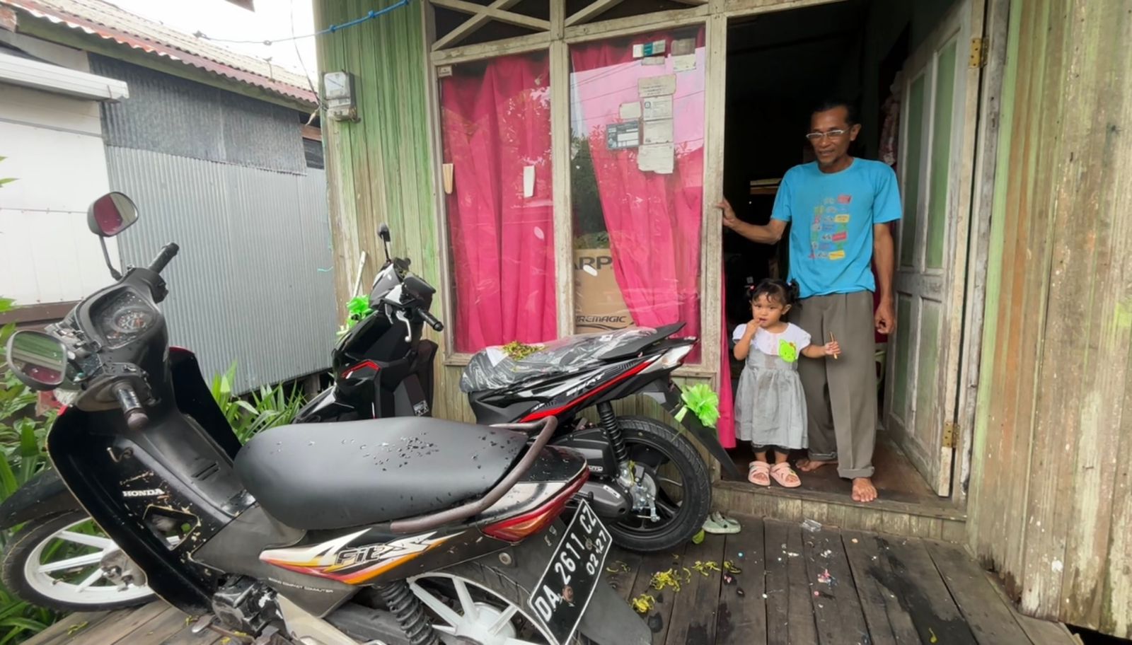 OJOL VIRAL: Agus Raya ojol yang belakangan viral di Banjarmasin karena kerap membawa anaknya bekerja sehari-hari.