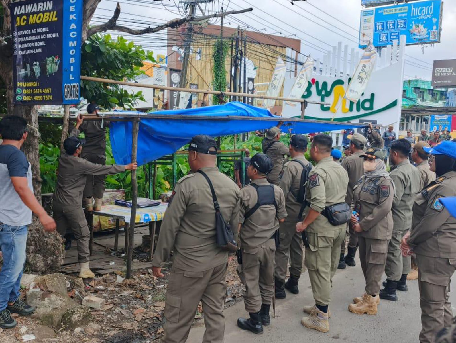 PENERTIBAN: Petugas Satpol PP Banjar menertibkan lapak PKL liar yang menempati bahu Jalan A. Yani Kertak Hanyar.