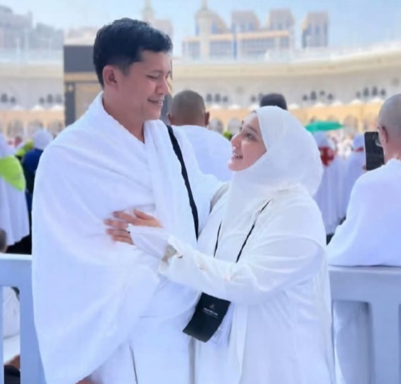 MALAH UMRAH: Bupati Aceh Selatan Mirwan MS saat menunaikan ibadah umrah dit engah bencana yang melanda Aceh.