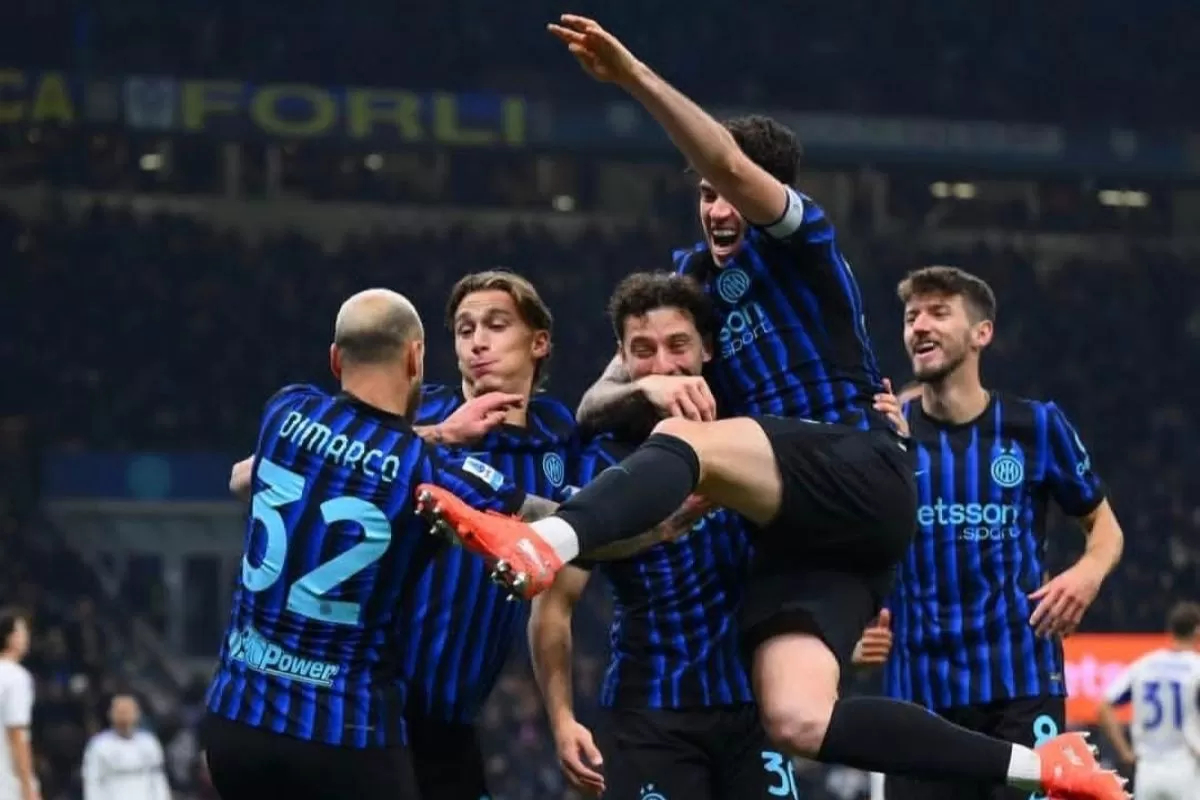 LIBAS: Pemain Inter Milan merayakan gol kemenangan usai libas Camo, Minggu (7/12).