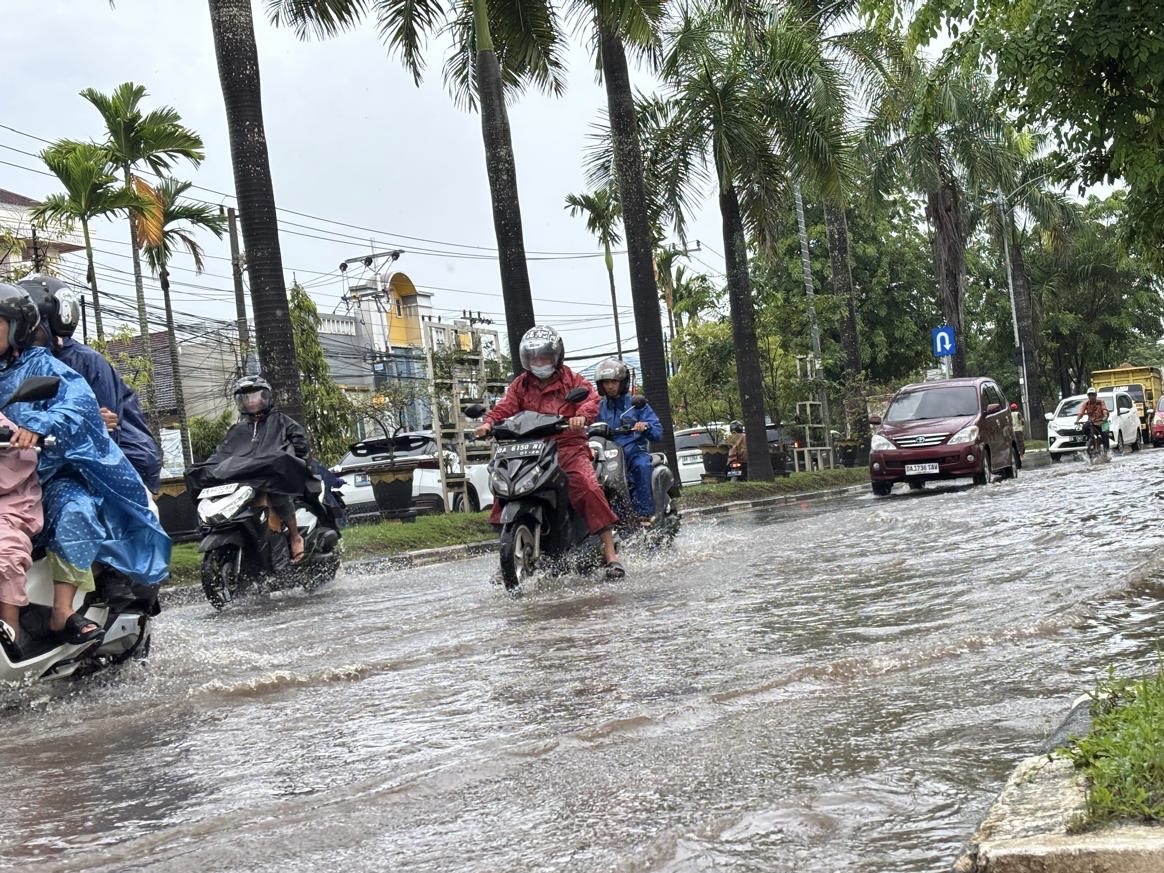 Jalan Hasan Basri, Banjarmasin Utara, masih tergenang banjir dan belum surut sejak kemarin malam.