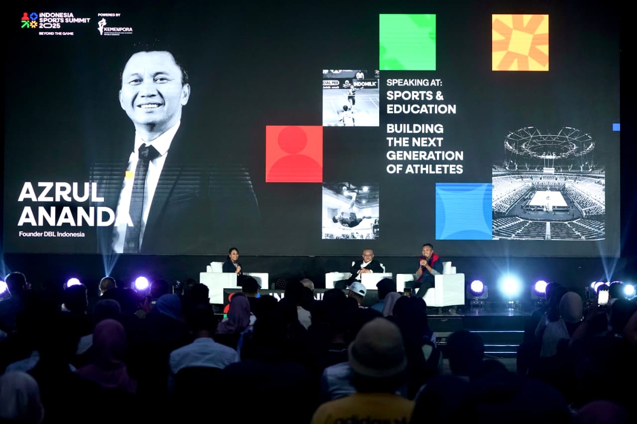 DIFASILITASI MENPORA: Mendikdasmen Abdul Mu&rsquo;ti dan CEO DBL Indonesia Azrul Ananda berdiskusi mengenai masa depan olahraga pelajar dalam Indonesia Sports Summit 2025 di Indonesia Arena, Jakarta.