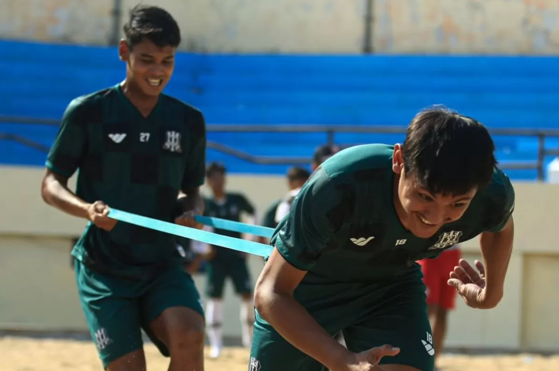 DAYA TAHAN: Pemain Deltras FC Latihan di lapangan voli pasir.