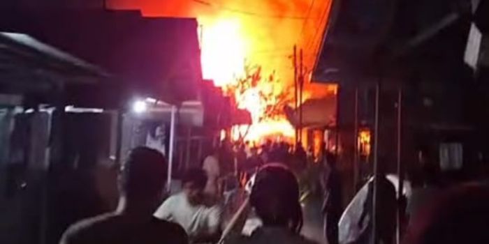 KEBAKARAN: Api berkobar melumat rumah susun di Gang AA Kelayan A Banjarmasin Selatan.