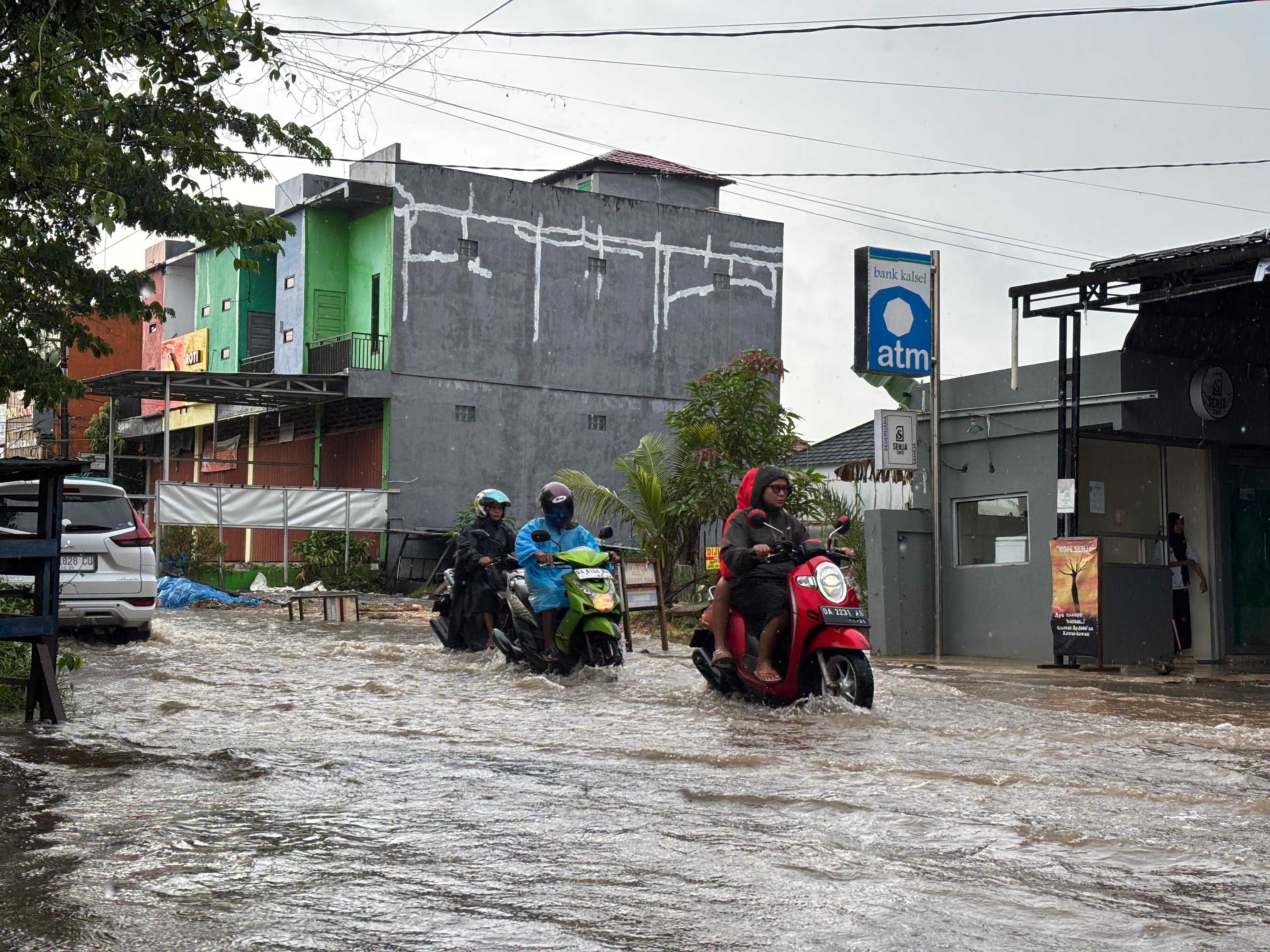 TERGENANG: Salah satu titik di ruas Jalan Perdagangan, Banjarmasin Utara, masih tergenang banjir rob dan belum surut dari kemarin malam.