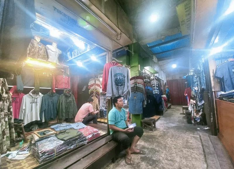 SEPI: Pedagang pakaian tampak menunggu pembeli di salah satu lorong pasar di Banjarmasin yang kian sepi.