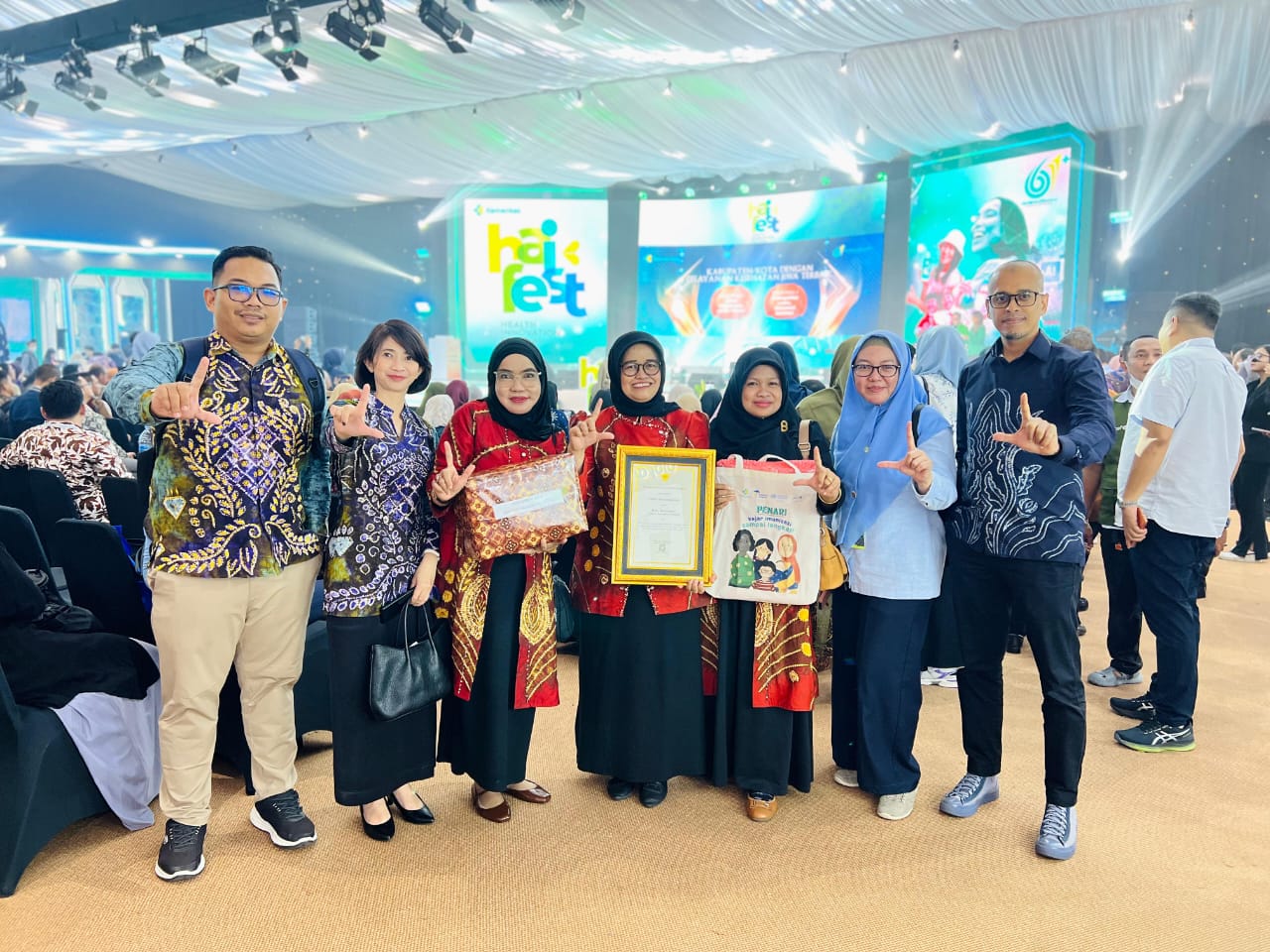 PENGHARGAAN: Pemko Banjarbaru mendapatkan dua penghargaan sekaligus pada Hari Kesehatan Nasional ke -61 Tahun 2025 di Balai Kartini Jakarta, Senin (8/12).