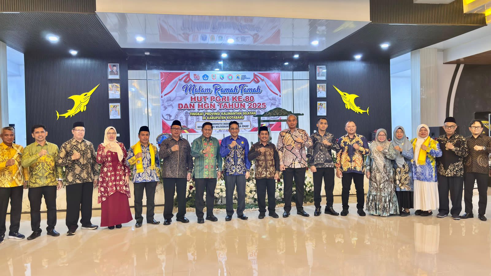 BERSAMA: Perwakilan PGRI se Kalsel berfoto bersama para Kepala SKPD di Pemkab Kotabaru.