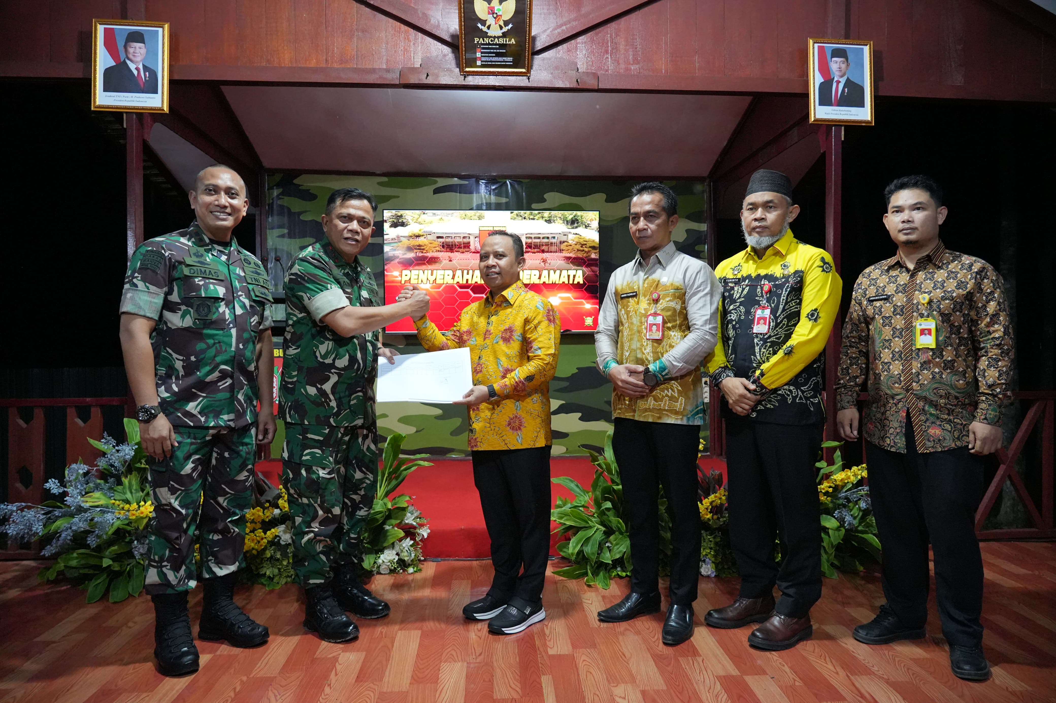 HIBAH TANAH: Bupati Tapin H Yamani ditemani jajarannya menyerahkan sertifikat hibah tanah kepada Pangdam XXII/Tambun Bungai Mayjen TNI Zainul Arifin untuk pembangunan batalyon di Kabupaten Tapin.