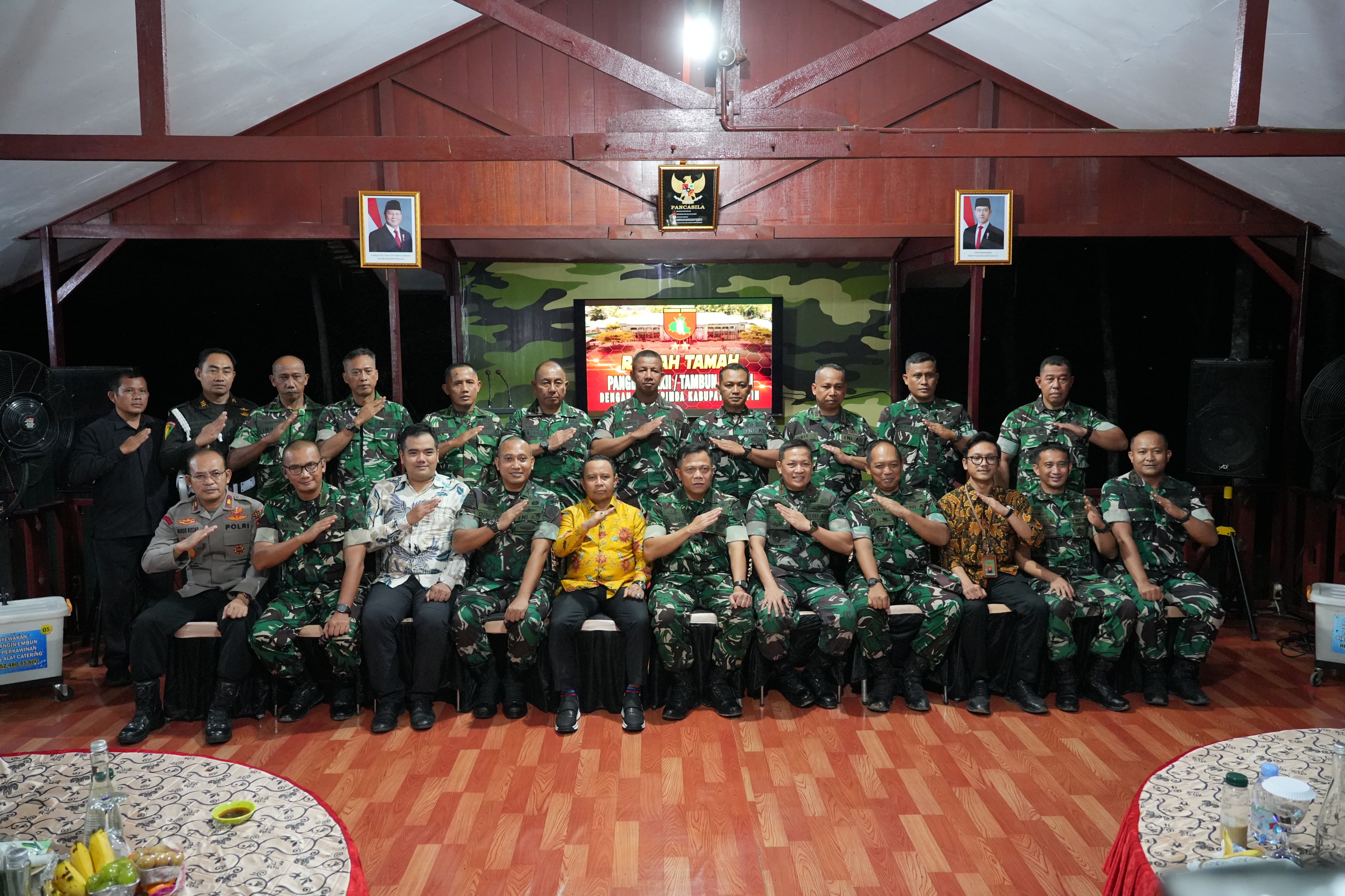 FOTO BERSAMA: Bupati Tapin H Yamani berfoto bersama Pangdam XXII/Tambun Bungai Mayjen TNI Zainul Arifin dan Forkopimda Tapin beserta jajaran Kodim 1010 Tapin.