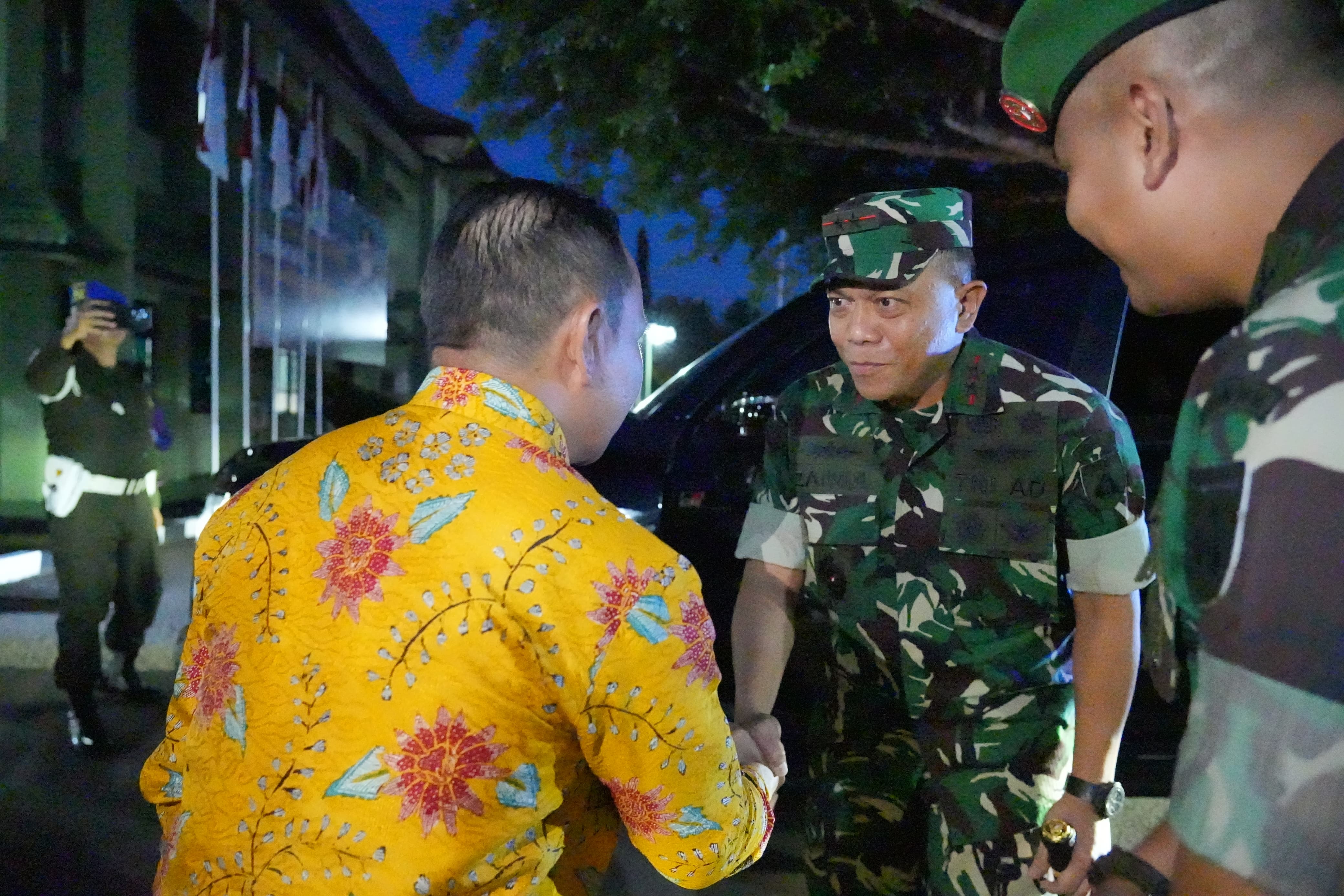 KUNJUNGAN: Bupati Tapin H Yamani menyambut kedatangan Pangdam XXII/Tambun Bungai Mayjen TNI Zainul Arifin.