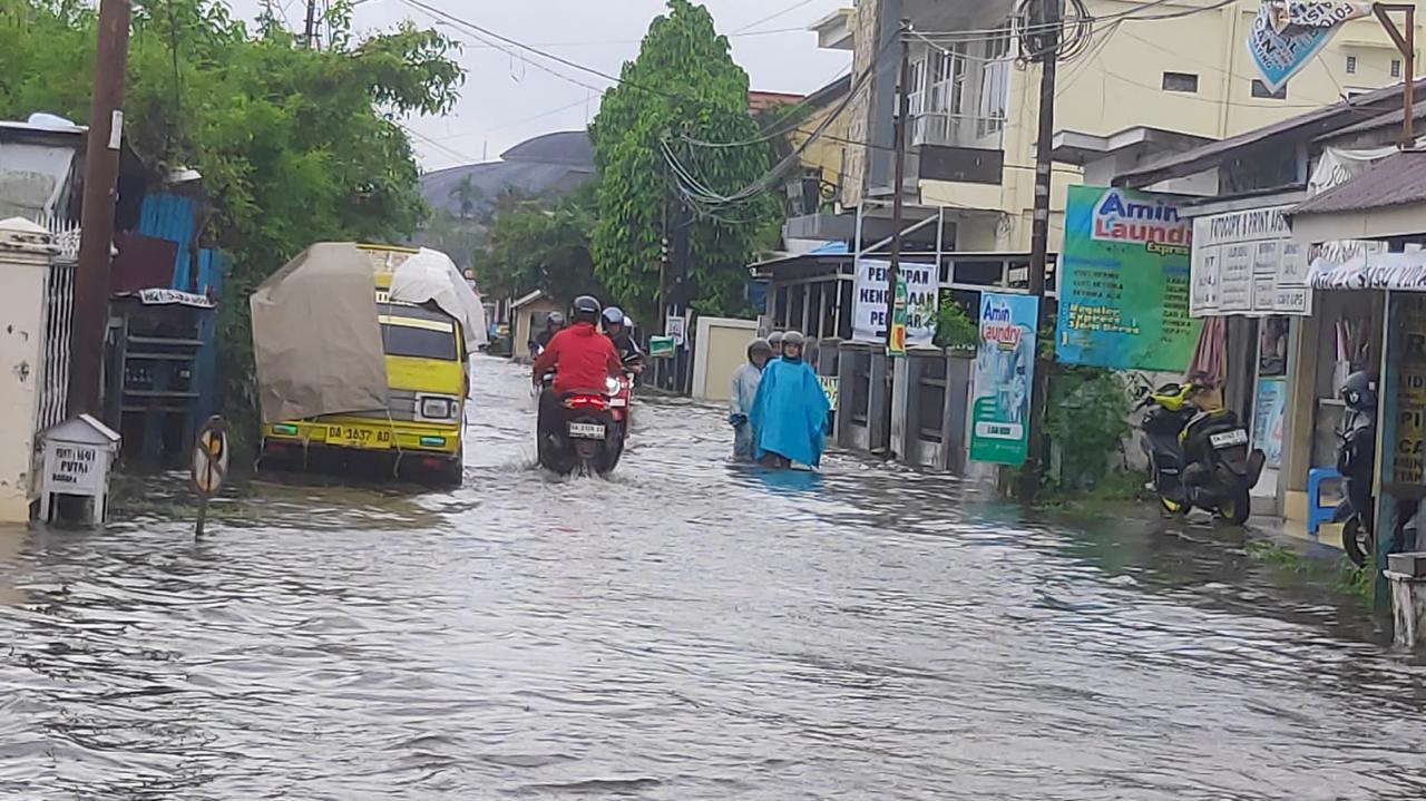 KEMBALI TERGENANG: Genangan menguasai Jalan Flamboyan, tepat di belakang SMKN 4 Banjarmasin Utara, Senin (8/12/2025).